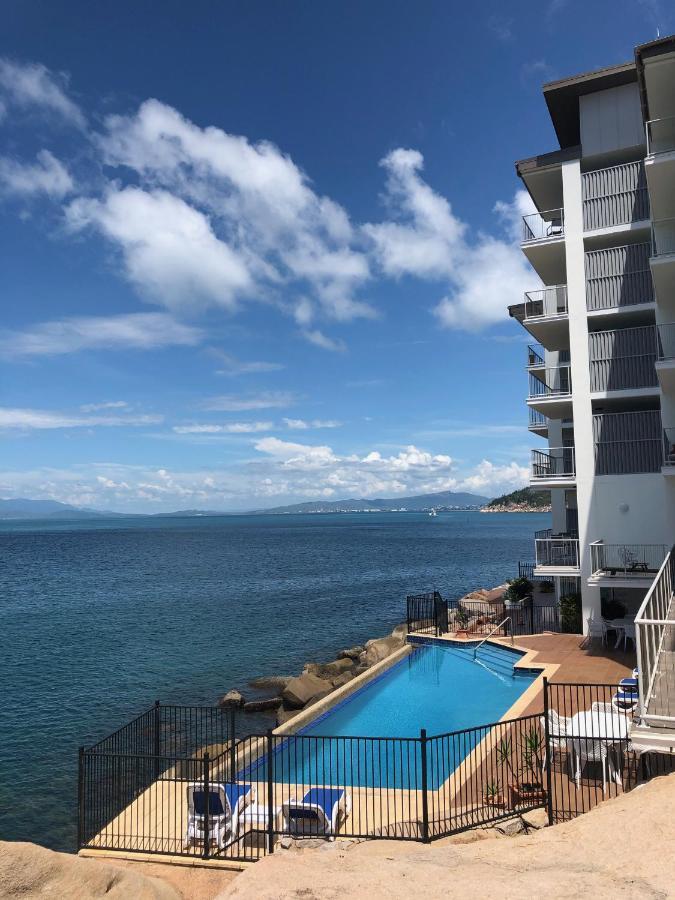 One Bright Point - Stunning Water Views Apartment Nelly Bay Bagian luar foto