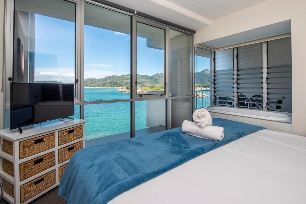 One Bright Point - Stunning Water Views Apartment Nelly Bay Bagian luar foto