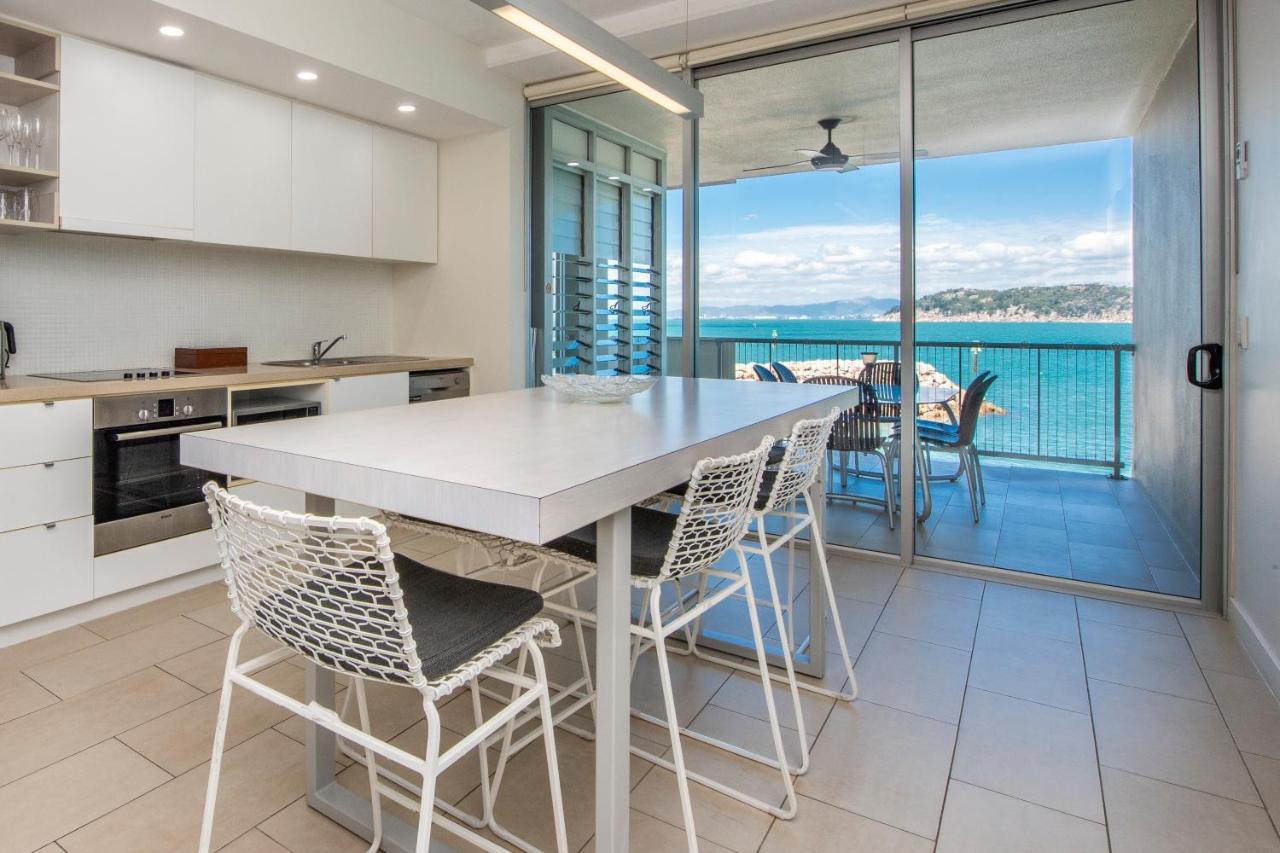 One Bright Point - Stunning Water Views Apartment Nelly Bay Bagian luar foto