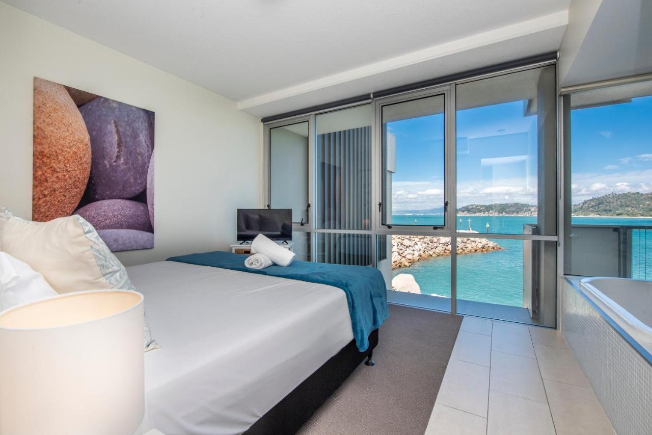 One Bright Point - Stunning Water Views Apartment Nelly Bay Bagian luar foto