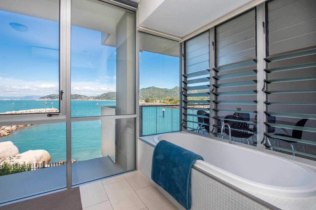 One Bright Point - Stunning Water Views Apartment Nelly Bay Bagian luar foto