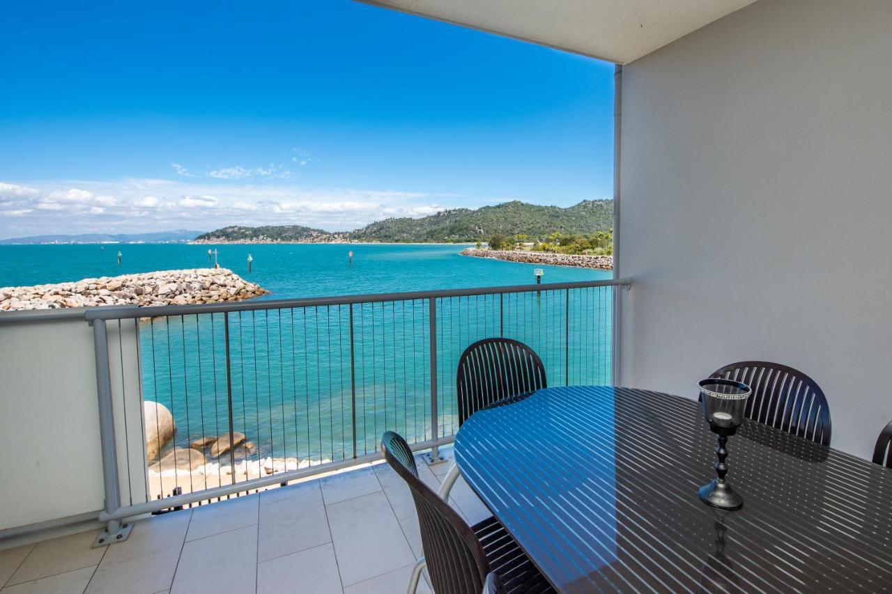 One Bright Point - Stunning Water Views Apartment Nelly Bay Bagian luar foto